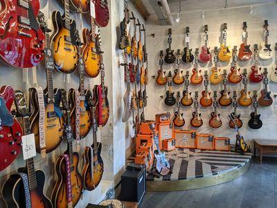 Guitar Shop on the World Famous Denmark StreetGuitar Shop on the World Famous Denmark Street基础图库3